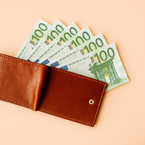 Bankas ziņos par skaidras naudas darījumiem no 750 eiro